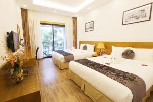 Postel nebo postele na pokoji v ubytování Family Hanoi Hotel