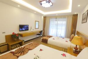 TV a/nebo společenská místnost v ubytování Family Hanoi Hotel