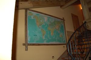 wielka mapa świata na ścianie w obiekcie Residenza La Corte Dei Toldi w mieście Terzolas