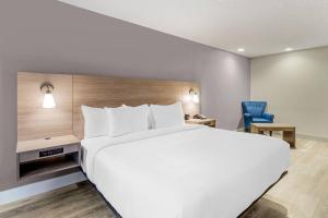 Un dormitorio con una gran cama blanca y una silla azul. en The Angler, Ascend Collection Hotel, en Livingston 48 fotos más