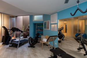 a gym with many exercise equipment in a room at Hotel Acquadolce in Peschiera del Garda