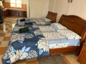 two twin beds in a room with at Ebrahim Flats - Grand Baie Beach in Grand-Baie