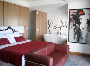 sypialnia z dużym łóżkiem i wanną w obiekcie Quinta Vale da Roca w mieście Sintra