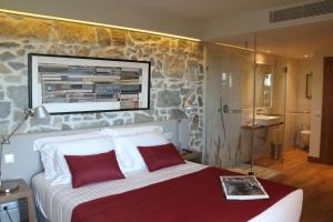 a bedroom with a large bed and a bathroom at Quinta Vale da Roca in Sintra