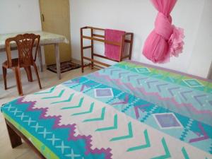 Un dormitorio con una cama, una mesa y una silla. en Jayanthi Surf Dreams, en Midigama East