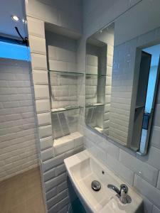 Ένα μπάνιο στο Sienna Living Setiabudi