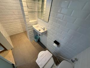 Ένα μπάνιο στο Sienna Living Setiabudi