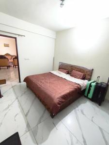 ZirakpurにあるSavitry grees Home stayの部屋にベッドがある寝室
