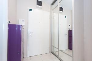 une rangée de miroirs dans une salle de bains avec violet dans l'établissement Near Beach Apartment Reno with Private Parking, à Split