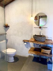 een badkamer met een wastafel en een toilet bij SoulStar in Ubud +30 foto's