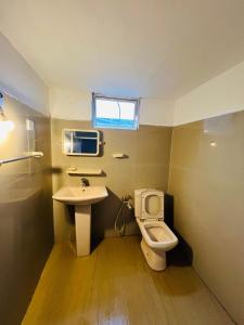 Un baño pequeño con inodoro y lavabo. en Sandy Coconut Guest, en Mirissa