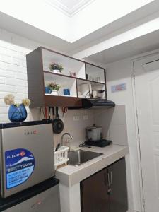 eine kleine Küche mit einer Spüle und einer Theke in der Unterkunft Jewel Aubrey's Tagaytay Staycation-17th Floor in Iruhin