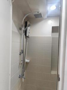 eine Dusche mit Glastür im Badezimmer in der Unterkunft Jewel Aubrey's Tagaytay Staycation-17th Floor in Iruhin