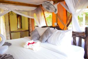Postel nebo postele na pokoji v ubytování Boma Simba Safari Lodge