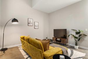 โทรทัศน์และ/หรือระบบความบันเทิงของ CozySuites Modern 1BR OTR District #05
