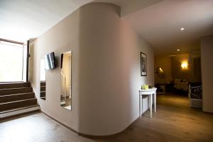 salon ze schodami i telewizorem na ścianie w obiekcie Hotel Tiro a Volo w mieście Pozzuoli