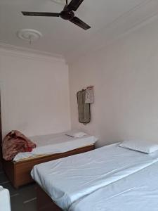 Giường trong phòng chung tại Narmada Gest House