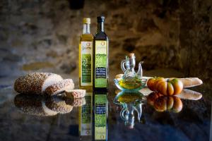 deux bouteilles de vin sur une table avec du pain et des citrouilles dans l'établissement Ligüerre Resort, à Ligüerre de Cinca 34 autres photos