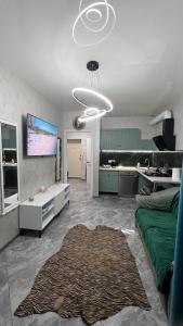 Μια τηλεόραση ή/και κέντρο ψυχαγωγίας στο Cozy 2-room apartment in the center of Irpin