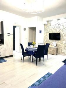 Televiisor ja/või meelelahutuskeskus majutusasutuses Stefy's House +86 fotot