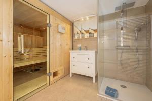 un baño con ducha y lavabo en Ferienhaus Achendamm, en Schleching