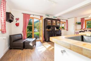 cocina con fregadero y silla en una habitación en Ferienhaus Achendamm, en Schleching 41 fotos más