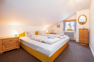 Un dormitorio con una cama grande y una cómoda. en Ferienhaus Achendamm, en Schleching