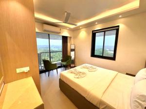 Postel nebo postele na pokoji v ubytování Family Retreat 2BHK Apartment, River View, Pool, Amenities - Walk to Candolim Beach + 57 fotografií