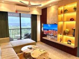 TV a/nebo společenská místnost v ubytování Family Retreat 2BHK Apartment, River View, Pool, Amenities - Walk to Candolim Beach
