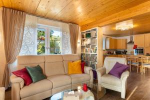 Una sala de estar con un sofá con almohadas de colores. en Ferienwohnung Haus Luise, en Olsberg