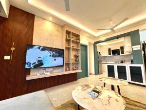 Kuchyň nebo kuchyňský kout v ubytování Family Retreat 2BHK Apartment, River View, Pool, Amenities - Walk to Candolim Beach