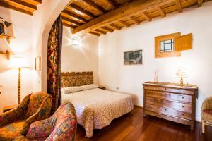 - une chambre avec un lit et une commode dans l'établissement Apartment La Casina, à Florence