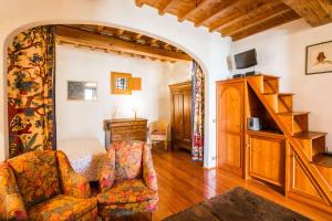 - un salon avec un lit et un bureau dans l'établissement Apartment La Casina, à Florence