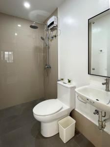 イロイロにあるSerene Stays 2 Bedroom Flatのトイレと洗面台を備えた白いバスルーム