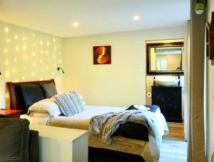 un dormitorio con una cama y un espejo en Tui Bush Chalet, en Parakakau