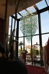 アブハにあるGolden Balcon Hotelの大きな窓のある部屋のシャンデリア