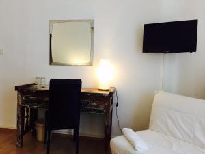 TV a/nebo společenská místnost v ubytování Bottega del Vino Guesthouse