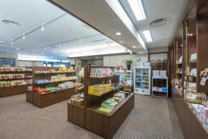 una tienda llena de muchos tipos diferentes de productos en Hadano Yugawara Onsen Manyo no Yu, en Hadano
