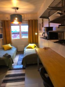 Ένα ή περισσότερα κρεβάτια σε δωμάτιο στο Compact living with all you need, in the centre!