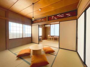 une pièce avec une table et des chaises dans une pièce dans l'établissement CORNER SHOP Miyota, à Miyota 61 autres photos