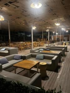 ハルガダにあるLuxury Apartmentのソファ、テーブル、テーブル、椅子が備わるレストラン