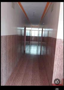 Habitación vacía con suelo de madera y ventana en Samruddhi Groups, en Mādhavaram