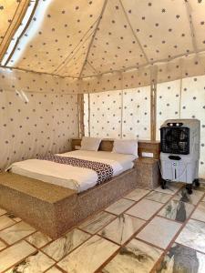 Ένα ή περισσότερα κρεβάτια σε δωμάτιο στο Sam Desert Safari Camping Jaisalmer - Best Desert Camp