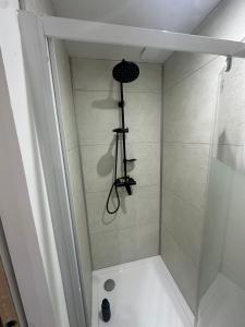 a bathroom with a shower with a shower at Normandy suites - APPARTEMENT RENOVÉ À 45 MIN DU MANS in Igé