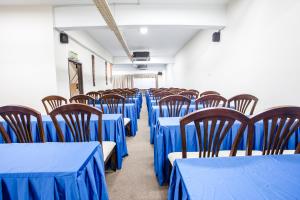 una fila de mesas y sillas en una habitación en RJ Hotel Kulai en Kulai