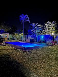 ファラボルワにあるViata Luxe Guesthouseの青いライトが灯る夜のプール