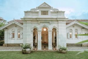 科伦坡玛尼帕西度假酒店的一座白色的大建筑,上面有时钟