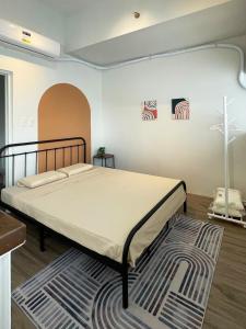 Un dormitorio con una cama grande en una habitación. en The Haven Modern 2 Bedroom Loft, en Iloilo City