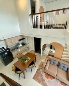 una sala de estar con un sofá y una mesa en The Haven Modern 2 Bedroom Loft, en Iloilo City