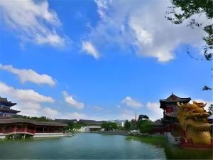 a view of a river with buildings and a bridge at James Joyce Coffetel·Kaifeng Drum Tower in Kaifeng